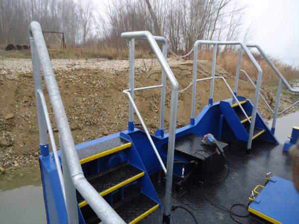 Remorkér TRD120 (10)